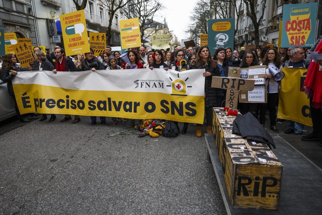 SNS “preso por fios de linha”