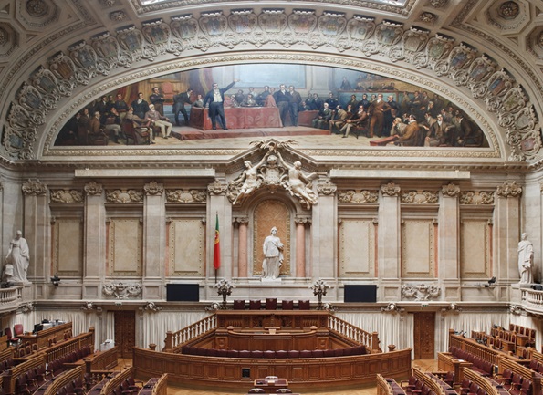 Hoje, mais de 10 milhões de eleitores recenseados em Portugal e no estrangeiro estão a exercer o seu direito de voto para eleger os 230 deputados