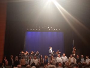 Camané Encanta Público com Emoção e Tradição no Cine-Teatro Avenida