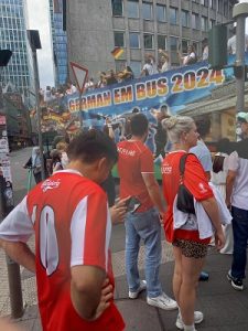 Não por causa dos seus adorados automóveis, mais resistentes, duradouros e fiéis que muitas relações e casamentos de êxito e de exemplar eleição