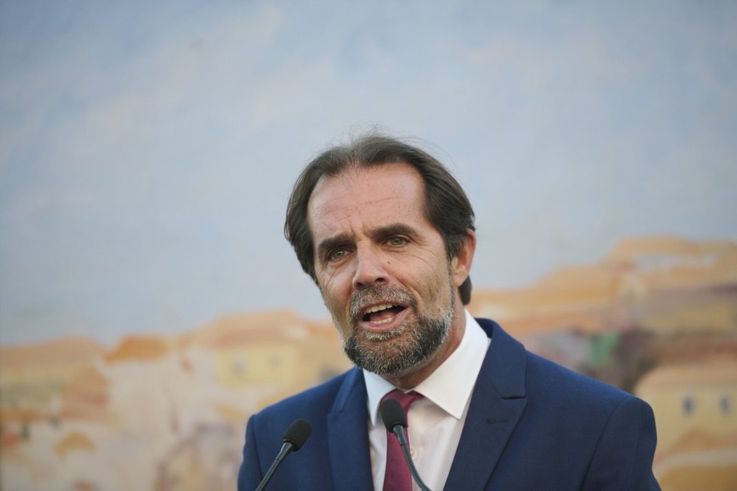Miguel Albuquerque Recusa Remodelações no Governo Regional Apesar das Críticas aos Incêndios